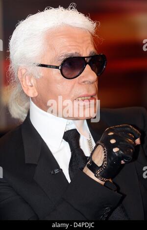 Modedesigner Karl Lagerfeld stellt mit seinem? Steiff Teddybär? nach der Aufnahme des ZDF tv-Talkshow Johannes B. Kerner in Hamburg, Deutschland, 8. Juni 2009. Eine limitierte Auflage von 2.500 der 40cm großen Bären entworfen von Lagerfeld wird bei 1000 Euro pro Stück zum Verkauf angeboten. Talkshow? Johannes B. Kerner? wird von deutschen ZDF-Station am 9. Juni 2009 bei 22,45 C ausgestrahlt werden Stockfoto