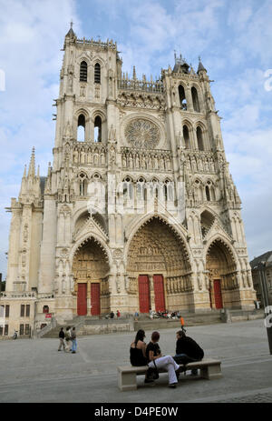 Das Bild zeigt die Kathedrale in Amiens, Frankreich, 3. Juni 2009. Der Bau der Kathedrale Amiens, Frankreich? s größte Kathedrale, wurde im Jahre 1218 begonnen. Im Jahr 1982 wurde die gotische Kathedrale zum UNESCO-Weltkulturerbe ernannt. Foto: Uwe Zucchi Stockfoto