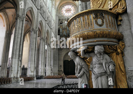 Das Bild zeigt das Innere der Kathedrale in Amiens, Frankreich, 3. Juni 2009. Der Bau der Kathedrale Amiens, Frankreich? s größte Kathedrale, wurde im Jahre 1218 begonnen. Im Jahr 1982 wurde die gotische Kathedrale zum UNESCO-Weltkulturerbe ernannt. Foto: Uwe Zucchi Stockfoto