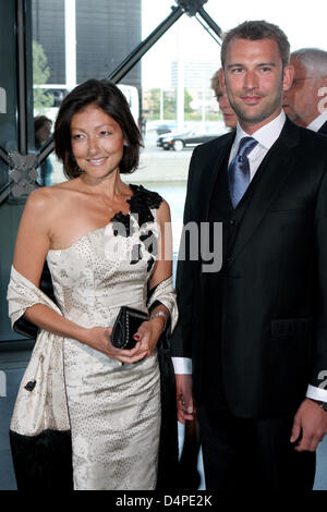 Gräfin Alexandra von Frederiksborg und ihr Ehemann Martin Joergensen kommen für ein Konzert anlässlich des 75. Geburtstages von Henrik Prinz Consort von Dänemark in Kopenhagen, Dänemark, 10. Juni 2009. Foto: Patrick van Katwijk Stockfoto