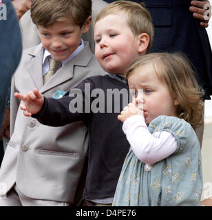 Prinz Felix von Dänemark (L-R), Prinz Christian und Prinzessin Isabella besuchen eine Parade am Schloss Fredensborg während der Feierlichkeiten zum 75. Geburtstag von Henrik Prinz Consort von Dänemark in Fredensborg, Dänemark, 11. Juni 2009. Foto: Patrick van Katwijk Stockfoto