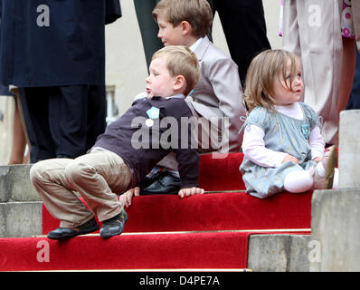 Prinz Christian von Dänemark (L-R), Felix Prinz und Prinzessin Isabella besuchen eine Parade am Schloss Fredensborg während der Feierlichkeiten zum 75. Geburtstag von Henrik Prinz Consort von Dänemark in Fredensborg, Dänemark, 11. Juni 2009. Foto: Patrick van Katwijk Stockfoto