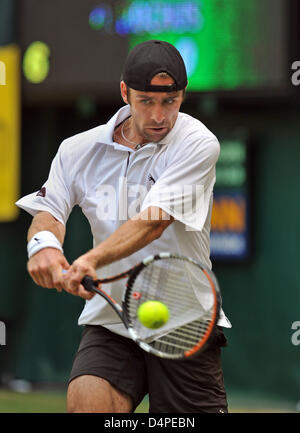 Deutschland? s Benjamin Becker kehrt eine Rückhand in Belgien? s Olivier Rochus bei den Gerry Weber Open in Halle, Deutschland, 12. Juni 2009. Foto: BERND THISSEN Stockfoto