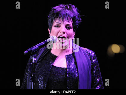 US-Sängerin und Schauspielerin Liza Minnelli führen Sie zu Beginn ihrer Deutschland-Tour in Frankfurt Main, Deutschland, 12. Juni 2009. Foto: Uwe Anspach Stockfoto