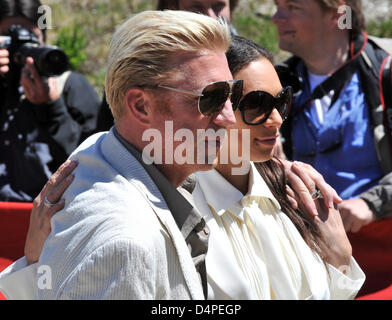 Deutsche Tennis-Legende Boris Becker (L) und seine Frau Sharlely? Lilly? Becker (R) Lächeln für Fotos in St. Moritz, Schweiz, 13. Juni 2009. Ein Abschluss-Brunch im Alphütte? El Paradiso? markiert das Ende der Hochzeitsfeier. Foto: PETER KNEFFEL Stockfoto