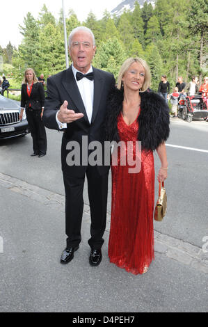 Deutsche Fußball-Legende Franz Beckenbauer (L) und seine Frau Heidi kommen für die kirchliche Trauung von Sharlely? Lilly? Becker mit deutschen Tennislegende Boris Becker angekommen Kapelle Regina Pacis in St. Moritz, Schweiz, 12. Juni 2009. Foto: ULI DECK Stockfoto