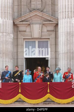 Die königliche Familie (L-R) Prinz William von Wales, Prinz Harry von Wales, Prinzessin Anne Princess Royal, Königin Elizabeth II., Prinz Edward Earl of Wessex, Prinz Philip Duke of Edinburgh, Kommandant Tim Laurence, Camilla Duchess of Cornwall und Prinz Charles von Wales besuchen die Trooping The Colour Zeremonie der Queen Elizabeth II? s Geburtstag bei der Horse Guards Parade in London , Stockfoto