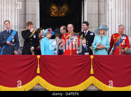 Die königliche Familie mit (L-R) Prinz William von Wales, Prinz Harry von Wales, Prinzessin Anne Princess Royal, Königin Elizabeth II., Prinz Edward Earl of Wessex, Prinz Philip Duke of Edinburgh, Kommandant Tim Laurence, Camilla Duchess of Cornwall und Prinz Charles von Wales besuchen die Trooping The Colour Zeremonie der Queen Elizabeth II? s Geburtstag bei der Horse Guards Parade in Lo Stockfoto