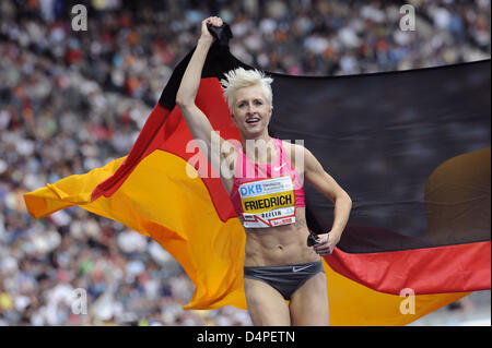 Deutschen Ariane Friedrich feiert mit deutscher Flagge nach dem Gewinn der Frauen? s Hochsprung Wettbewerb während der? International-Stadion Festival? (ISTAF? Internationales Stadionfest?) an Berlin? s Olympia Stadion, Deutschland, 14. Juni 2009. Friedrich gelöscht 2, 06m, mehr als jeder Othert Sportler im Jahr 2009. Sie brach den 18 Jahre alten deutschen Rekord vom Heike Henkel 2, 05m. Die Veranstaltung war Stockfoto