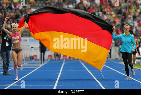 Deutschen Ariane Friedrich feiert mit deutscher Flagge nach dem Gewinn der Frauen? s Hochsprung Wettbewerb während der? International-Stadion Festival? (ISTAF? Internationales Stadionfest?) an Berlin? s Olympia Stadion, Deutschland, 14. Juni 2009. Friedrich gelöscht 2, 06m, mehr als jeder Othert Sportler im Jahr 2009. Sie brach den 18 Jahre alten deutschen Rekord vom Heike Henkel 2, 05m. Die Veranstaltung war Stockfoto