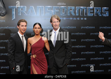 US-Schauspieler Shia LaBeouf (L-R), US-Schauspielerin Megan Fox und US-Regisseur Michael Bay Pose vor der Deutschland-Premiere ihre Action-Film? Transformers 2 - Revenge of the Fallen? im Sony Center am Potsdamer Platz in Berlin, Deutschland, 14. Juni 2009. Der Film wird in den deutschen Kinos vom 25. Juni 2009 sein. Foto: ROBERT SCHLESINGER Stockfoto