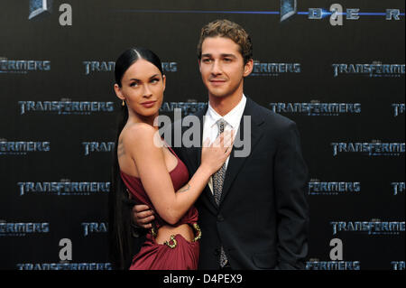 US-Schauspieler Shia LaBeouf (R) und Schauspielerin Megan Fox posieren vor der Deutschland-Premiere ihre Action-Film? Transformers 2 - Revenge of the Fallen? im Sony Center am Potsdamer Platz in Berlin, Deutschland, 14. Juni 2009. Der Film wird in den deutschen Kinos vom 25. Juni 2009 sein. Foto: ROBERT SCHLESINGER Stockfoto