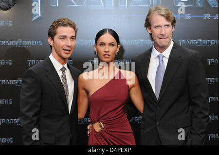 US-Schauspieler Shia LaBeouf (L-R), US-Schauspielerin Megan Fox und Regisseur Michael Bay Pose vor der Deutschland-Premiere von der Action-Film? Transformers 2 - Revenge of the Fallen? im Sony Center am Potsdamer Platz in Berlin, Deutschland, 14. Juni 2009. Der Film wird in den deutschen Kinos vom 25. Juni 2009 sein. Foto: Robert Schlesinger Stockfoto