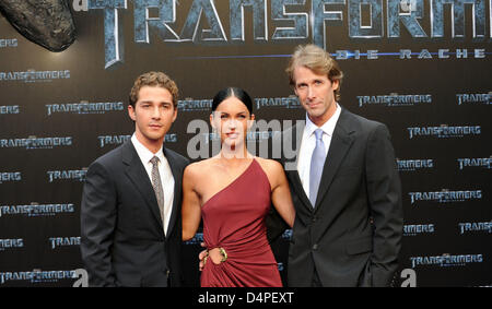 US-Schauspieler Shia LaBeouf (L-R), US-Schauspielerin Megan Fox und Regisseur Michael Bay Pose vor der Deutschland-Premiere von der Action-Film? Transformers 2 - Revenge of the Fallen? im Sony Center am Potsdamer Platz in Berlin, Deutschland, 14. Juni 2009. Der Film wird in den deutschen Kinos vom 25. Juni 2009 sein. Foto: Robert Schlesinger Stockfoto