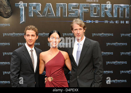 US-Schauspieler Shia LaBeouf (L-R), US-Schauspielerin Megan Fox und Regisseur Michael Bay Pose vor der Deutschland-Premiere von der Action-Film? Transformers 2 - Revenge of the Fallen? im Sony Center am Potsdamer Platz in Berlin, Deutschland, 14. Juni 2009. Der Film wird in den deutschen Kinos vom 25. Juni 2009 sein. Foto: Robert Schlesinger Stockfoto