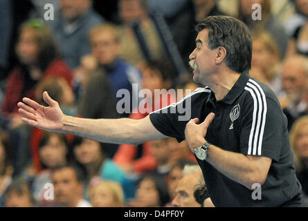 Heiner Brand, Trainer der deutschen Nationalmannschaft, gibt Anweisungen, während das Qualifikationsspiel für die Europameisterschaft im Stadium der Colorline Arena in Hamburg, Deutschland, 13. Juni 2009. Deutschland besiegt Slowenien 38-30. Foto: Jens Ressing Stockfoto