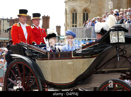 Prinzessin Alexandra, The Honourable Lady Ogilvy (L) und Birgitte, Duchess of Gloucester (R) besuchen das Strumpfband Zeremonie Prozession bis St George? s Chapel in Windsor, England, 15. Juni 2009. Die Reihenfolge des Hosenbandordens ist der senior und ältesten britischen Ritterorden, von Edward III im Jahre 1348 gegründet. Mitgliedschaft in der Reihenfolge beschränkt sich auf das souveräne, der Prince Of Wales und keine weitere th Stockfoto