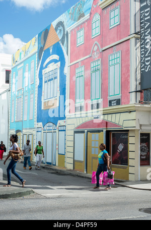 Farbenfrohe Gebäude auf der Straße Wand gemalt in Bridgetown, der Hauptstadt von Barbados, Karibik, Westindien Stockfoto