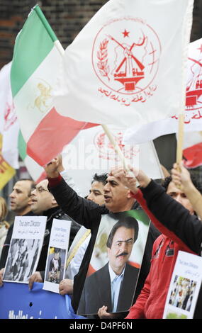 Expat Iraner demonstrieren gegen das Vorgehen der iranischen Behörden nach der angefochtenen Wiederwahl von Präsident Ahmadinedschad in Hamburg, Deutschland, 16. Juni 2009. Mitglieder der iranischen Gemeinschaft in Hamburg rief zur Solidarität mit Hunderten von Tausenden Anhängern der Opposition auf die Straße in ihrem Heimatland. Foto: MAURIZIO GAMBARINI Stockfoto