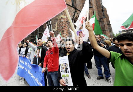 Expat Iraner demonstrieren gegen das Vorgehen der iranischen Behörden nach der angefochtenen Wiederwahl von Präsident Ahmadinedschad in Hamburg, Deutschland, 16. Juni 2009. Mitglieder der iranischen Gemeinschaft in Hamburg rief zur Solidarität mit Hunderten von Tausenden Anhängern der Opposition auf die Straße in ihrem Heimatland. Foto: MAURIZIO GAMBARINI Stockfoto