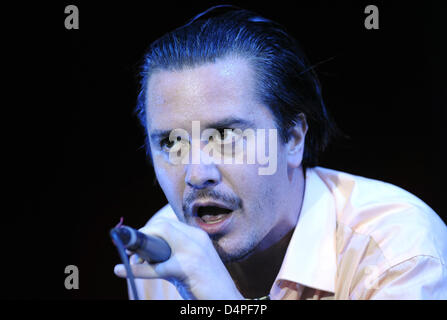 Mike Patton, Sänger der US-alternative-Band Faith No More, führt bei einem Konzert in Berlin, Deutschland, 16. Juni 2009. Nach elf Jahren wieder vereint die Band für eine europäische Comeback-Tour. Foto: Britta Pedersen Stockfoto