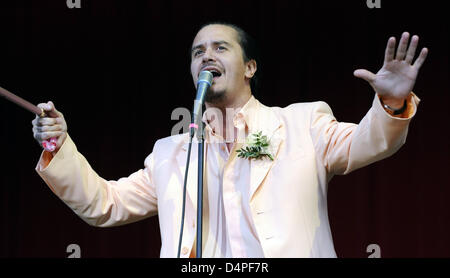 Mike Patton, Sänger der US-alternative-Band Faith No More, führt bei einem Konzert in Berlin, Deutschland, 16. Juni 2009. Nach elf Jahren wieder vereint die Band für eine europäische Comeback-Tour. Foto: Britta Pedersen Stockfoto