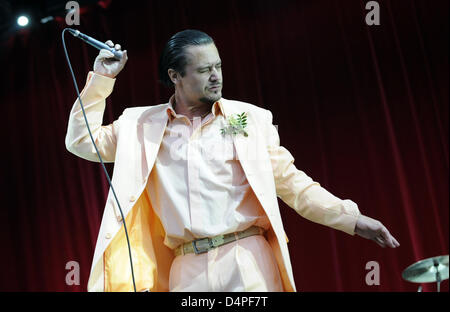 Mike Patton, Sänger der US-alternative-Band Faith No More, führt bei einem Konzert in Berlin, Deutschland, 16. Juni 2009. Nach elf Jahren wieder vereint die Band für eine europäische Comeback-Tour. Foto: Britta Pedersen Stockfoto