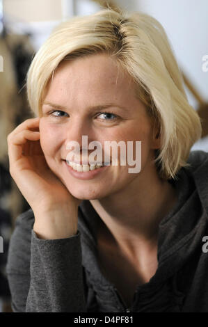 Deutsche Schwimmerin und Olympiasiegerin Britta Steffen lächelt in einem Interview mit der deutschen Presseagentur (Dpa) in Berlin, Deutschland, 16. Juni 2009. Foto: Britta Pedersen Stockfoto