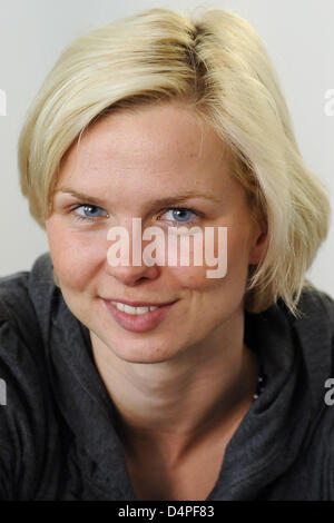 Deutsche Schwimmerin und Olympiasiegerin Britta Steffen lächelt in einem Interview mit der deutschen Presseagentur (Dpa) in Berlin, Deutschland, 16. Juni 2009. Foto: Britta Pedersen Stockfoto