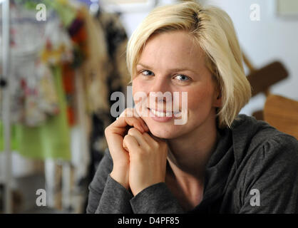 Deutsche Schwimmerin und Olympiasiegerin Britta Steffen lächelt in einem Interview mit der deutschen Presseagentur (Dpa) in Berlin, Deutschland, 16. Juni 2009. Foto: Britta Pedersen Stockfoto