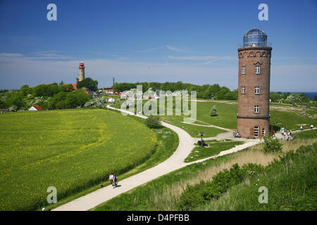 Ausflügler und Touristen zu Fuß auf dem Weg an die? Peilturm? am Kap Arkona, Rügen, Mai 31. 2009. Kap Arkona ist eine berühmte Steilküste im Norden der Insel Rügen. Foto: Wolfram Steinberg Stockfoto