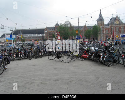 Das Bild zeigt ein Fahrrad-Parkplatz in Amsterdam, Niederlande, 15. Mai 2009. Foto: Lars Halbauer Stockfoto