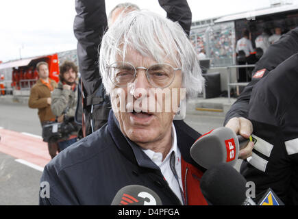 Formel 1 Supremo Bernie Ecclestone im Gespräch mit Journalisten während des ersten Trainings auf dem Silverstone Circuit in Northamptonshire, Großbritannien, 19. Juni 2009. Die Formel 1 British Grand Prix statt findet am 21. Juni 2009. Foto: CARMEN JASPERSEN Stockfoto
