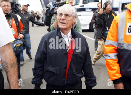 Formel 1 Supremo Bernie Ecclestone im Gespräch mit Journalisten auf dem Silverstone Circuit in Northamptonshire, Großbritannien, 19. Juni 2009. Die Formel 1 British Grand Prix statt findet am 21. Juni 2009. Foto: Jens Büttner Stockfoto