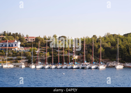 Kephallonia, Griechenland: Flotte von Yachten vor Anker in der Fischerei Hafen von Fiskardo im Norden von Kefalonia Stockfoto