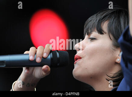 Britische Sängerin Lily Allen führt beim Southside Festival in Neuhausen Ob Eck, Deutschland, 19. Juni 2009. Einige 60 Bands führt beim dreitägigen Festival rund 50.000 Besucher erwartet. Foto: Patrick Seeger Stockfoto