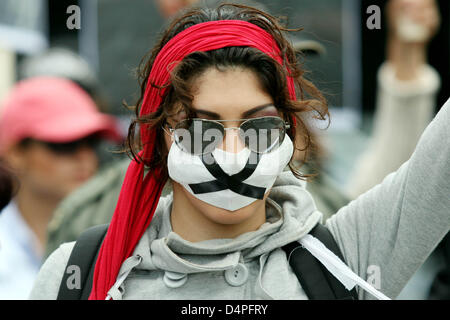 Iranische Demonstranten während einer Protestaktion Kundgebung gegen die Ergebnisse und Konsequenzen der iranischen Präsidentschaftswahlen in Hamburg, Deutschland, 20. Juni 2009. Nach Angaben der Polizei nahmen rund 3.000 Menschen in der Protestkundgebung. Foto: MALTE Christen Stockfoto