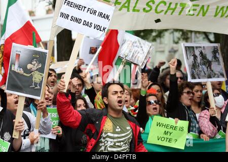 Iranische Demonstranten während einer Protestaktion Kundgebung gegen die Ergebnisse und Conseuqences zu den iranischen Präsidentschaftswahlen in Hamburg, Deutschland, 20. Juni 2009. Nach Angaben der Polizei nahmen rund 3.000 Menschen in der Protestkundgebung. Foto: MALTE Christen Stockfoto