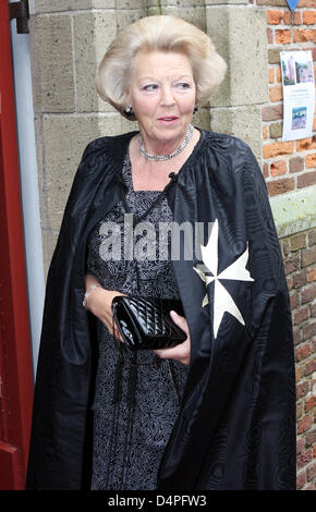 Königin Beatrix der Niederlande besucht die Feier zum 100. Jahrestag der der Orden Ritter des Hl. Johannes zu Jerusalem an der Kirche von Naarden, Niederlande, 20. Juni 2009. Die Reihenfolge der Ritter des Heiligen Johannes von Jerusalem gegründet 1909 von Prinz Hendrik, Ehemann von Königin Wilhelmina, Kranke und verwundete Menschen zu helfen. Königin Beatrix ist zum Kommandeur des Ordens. Phot Stockfoto
