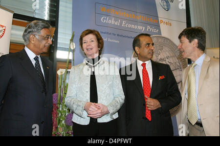 (L-R) Die Preisträger von der globalen Wirtschaft Preis 2009 Kalayani Group CEO Baba Kalayani, ehemaliger UN-Hochkommissarin für Menschenrechte Mary Robinson, Bhart Group CEO Sunil-Mital und uns Ökonom Jeffrey Sachs reden vor der Preisverleihung im Institut für Weltwirtschaft (IfW) in Kiel, Deutschland, 21. Juni 2009. Der Endowment Preis wird zum fünften Mal verliehen. Foto: Angelika Warmuth Stockfoto