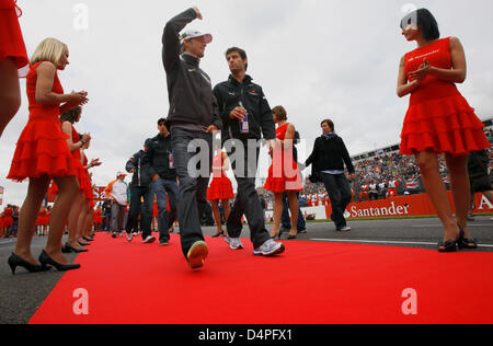 Britische Formel1-Fahrer Jenson Button Brawn GP (C-L) und australischen Formel1-Fahrer Mark Webber (C-R) von Red Bull Racing zu Fuß zwischen die Grid Girls auf der Fahrer-Parade in Silverstone Rennen verfolgen in Northamptonshire, Großbritannien, 21. Juni 2009. Die Formel 1 British Grand Prix statt findet am 21. Juni 2009. Foto: Jens Büttner Stockfoto