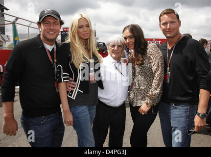 Formel 1 Supremo Bernie Ecclestone (C) stellt mit seinen Töchtern und ihre Freunde in der Startaufstellung in Silverstone Rennen verfolgen in Northamptonshire, Großbritannien, 21. Juni 2009. Die Formel 1 British Grand Prix findet am 21. Juni 2009 statt. Foto: Jens Büttner Stockfoto