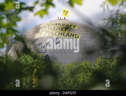 20 Aktivisten der internationalen Umweltschutzorganisation Greenpeace sind im Bild oben auf der Kuppel des Kernkraftwerks Pflanzen Unterweser in der Nähe von Nordenham, Deutschland, 22. Juni 2009. Die Aktivisten protestieren gegen sieben Kernkraftwerke mit dem Slogan? Atomkraft schadet Deutschland?. Laut Greenpeace sind die sieben Kraftwerke nicht ausreichend geschützt Stockfoto