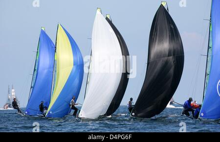 49er Klasse Boote konkurrieren während eines Rennens auf der Kieler Woche-Segel-Event auf der Ostsee vor Kiel, Deutschland, 22. Juni 2009. Einige 4,500 Segler aus 50 Nationen während der Welt konkurrieren? s größte Segel-Turnier. Die Olympic-Klasse Wettbewerbe statt bis Mittwoch, 24. Juni 2009, aus dann auf der internationalen Klasse Wettbewerb Willen stattfinden. Foto: CARSTEN REHDER Stockfoto