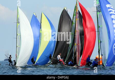 49er Klasse Boote konkurrieren während eines Rennens auf der Kieler Woche-Segel-Event auf der Ostsee vor Kiel, Deutschland, 22. Juni 2009. Einige 4,500 Segler aus 50 Nationen während der Welt konkurrieren? s größte Segel-Turnier. Die Olympic-Klasse Wettbewerbe statt bis Mittwoch, 24. Juni 2009, aus dann auf der internationalen Klasse Wettbewerb Willen stattfinden. Foto: CARSTEN REHDER Stockfoto