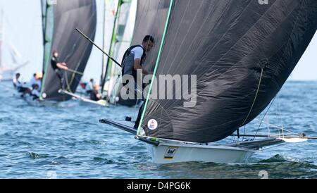 49er Klasse Boote konkurrieren während eines Rennens auf der Kieler Woche-Segel-Event auf der Ostsee vor Kiel, Deutschland, 22. Juni 2009. Einige 4,500 Segler aus 50 Nationen während der Welt konkurrieren? s größte Segel-Turnier. Die Olympic-Klasse Wettbewerbe statt bis Mittwoch, 24. Juni 2009, aus dann auf der internationalen Klasse Wettbewerb Willen stattfinden. Foto: CARSTEN REHDER Stockfoto