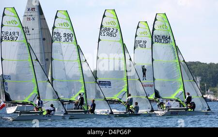 49er Klasse Boote konkurrieren während eines Rennens auf der Kieler Woche-Segel-Event auf der Ostsee vor Kiel, Deutschland, 22. Juni 2009. Einige 4,500 Segler aus 50 Nationen während der Welt konkurrieren? s größte Segel-Turnier. Die Olympic-Klasse Wettbewerbe statt bis Mittwoch, 24. Juni 2009, aus dann auf der internationalen Klasse Wettbewerb Willen stattfinden. Foto: CARSTEN REHDER Stockfoto