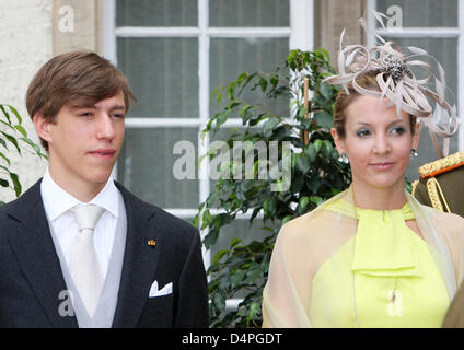 Prinz Louis von Luxemburg (L) und seine Frau Tessy Antony (R) besuchen die Feierlichkeiten zum Nationalfeiertag in Luxemburg, Luxemburg, 23. Juni 2009. Foto: Patrick van Katwijk Stockfoto