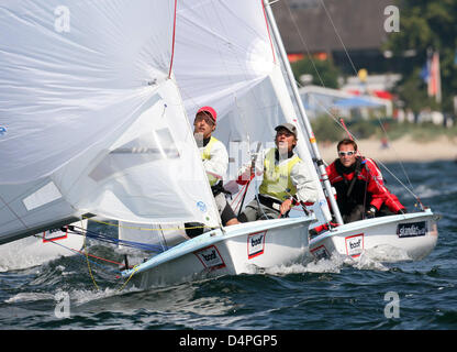 Boote der 470er-Klasse Manövrieren im finalen Medal Race auf der Kieler Woche 2009 Offshore-Kiel, Deutschland, 24. Juni 2009. Foto: CARSTEN REHDER Stockfoto