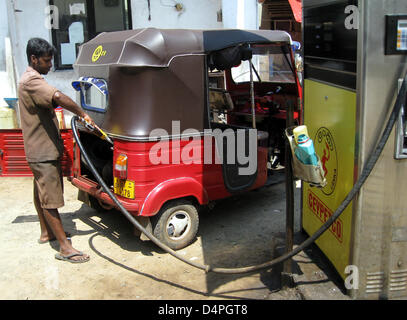 (Dpa-Datei) Ein Datei-Bild vom 28. Februar 2008 zeigt einen Mann, die Betankung seiner Auto-Rikscha in Galle, Sri Lanka. Foto: Rolf Haid Stockfoto